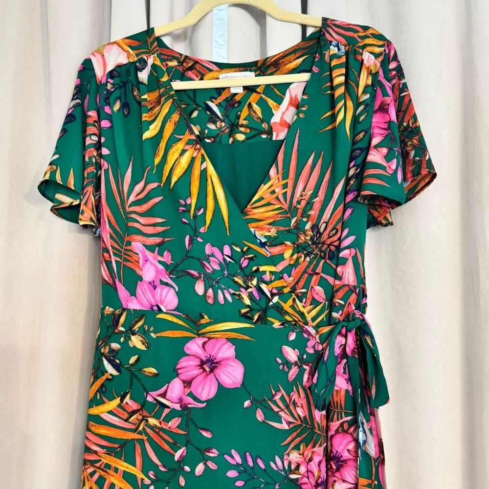 New York & Company Green Floral Dress